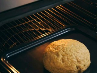 芬兰圣诞黑麦面包, 取出面团和水，将烤箱预热200°C