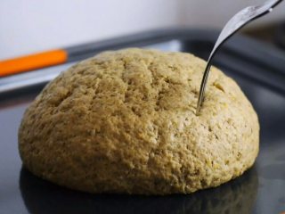 芬兰圣诞黑麦面包,在面团上用叉子叉些小洞，送入预热好的烤箱烤20分钟