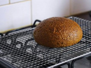芬兰圣诞黑麦面包,取出后刷上用红糖和热水以1:2的比例配制的糖水