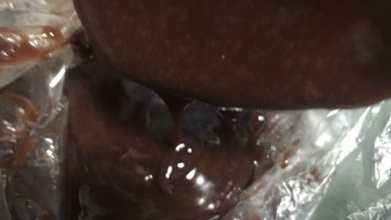 蓝莓慕斯#乐享双节#,巧克力加奶油一起融化成液态