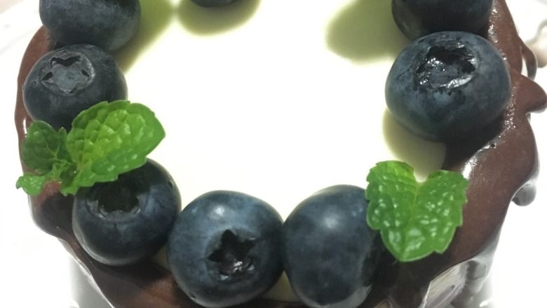 蓝莓慕斯#乐享双节#,蓝莓的摆放花蒂向上，觉得会漂亮点，当然了偶尔一个可以向下摆放