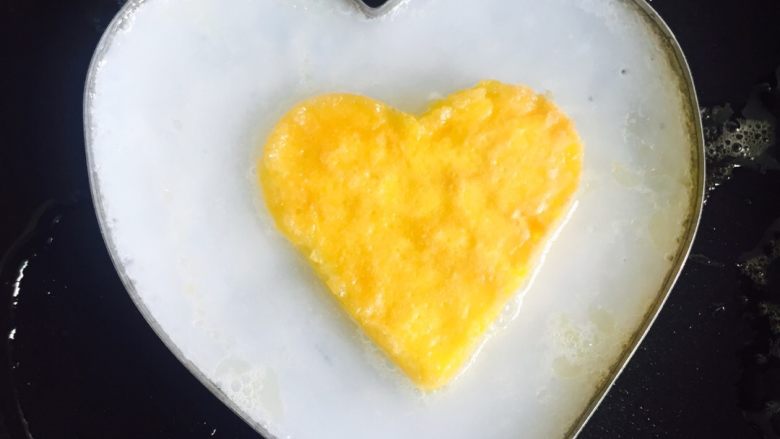 双爱心💗煎蛋#乐享双节#,加热一会儿立即关火，盖上锅盖焖8—10分钟