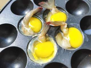 虾扯蛋,

8

再打入蛋，调整虾尾巴离起来，过程中一直保持小火。盖上一个差不多的锅盖，这样蛋容易熟。也可以不盖就是比较久