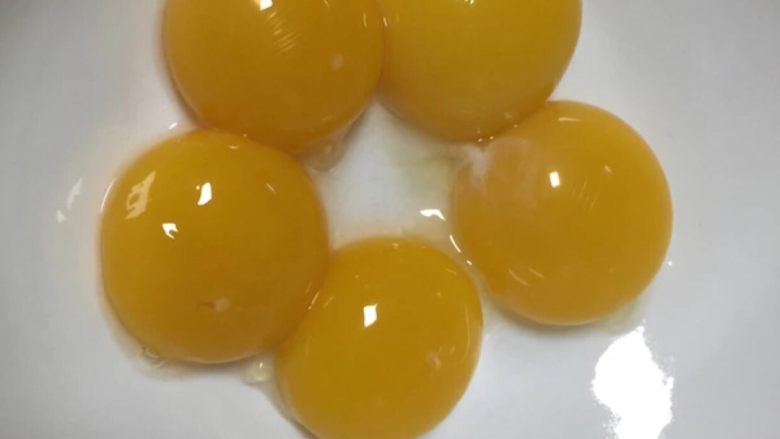香橙卷,1.分离出来蛋黄、蛋清（无水无油的器皿）
