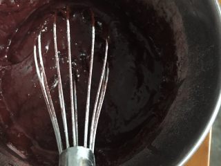 红丝绒蛋糕#乐享双节#,快速地翻拌混合到没有干粉