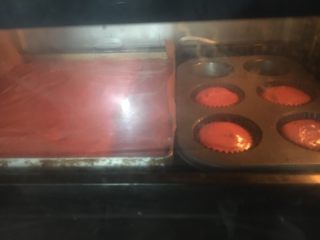 红丝绒蛋糕#乐享双节#,烤箱160度预热，烤20分钟左右
