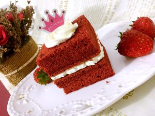 红丝绒蛋糕#乐享双节#,剩下的切成方块挤点奶油摞起来吧，简单点，懒病又犯了哈