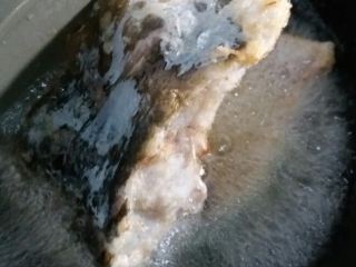 酱焖鱼,锅内烧油，把鱼炸一下，起酥后捞出。