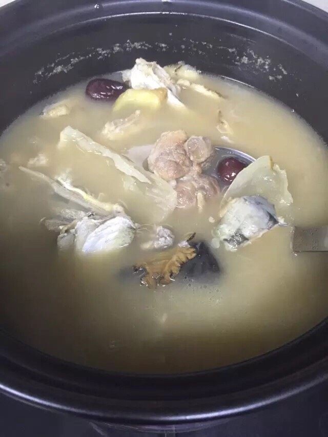 天麻鱼头汤,锅中放入少许油把鱼头煎至表面微黄，倒入烧开的水大火煮沸
