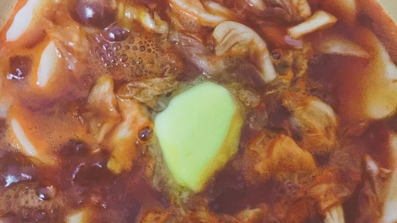 韩式泡菜年糕拌面🌟,煮到汤汁开始变浓就加入一小块黄油增加口感