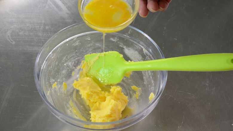 布丁水果派,在拌匀好的黄油中加入鸡蛋蛋液，并搅拌均匀；