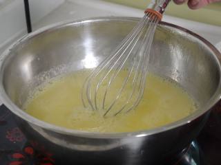 布丁水果派,先将水放至电磁炉烧开后，把布丁粉、糖依次到入，搅拌均匀，再次烧开即可；