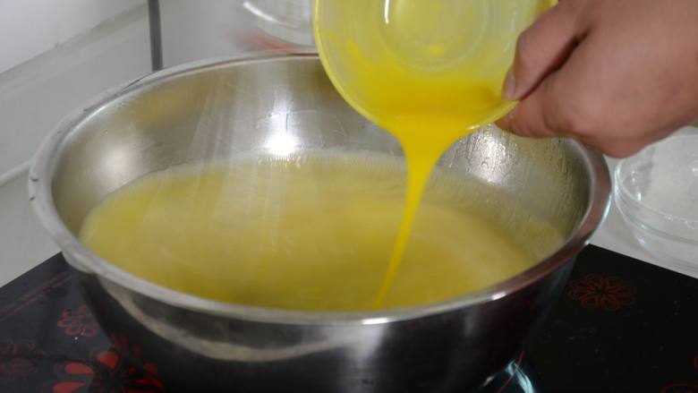 布丁水果派,把蛋黄提前打散，慢慢倒入布丁水中，搅拌均匀；