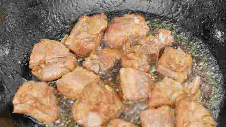 魔芋烧排骨,锅中油热后放入排骨，炒至表面发黄，加水焖煮至熟烂，即可加魔芋一起炒。