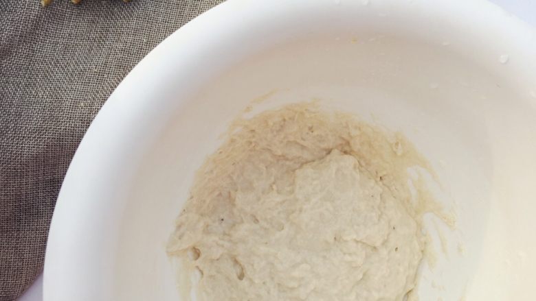 当主食一次可以吃三个的法棍面包,用筷子搅拌均匀之后，盖上保鲜膜室温发酵两个小时左右。