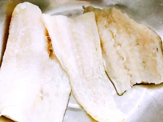 鳕鱼🐟饺子#王氏私房菜#,鳕鱼🐟用清水浸泡后洗净沥干