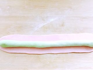 鳕鱼🐟饺子#王氏私房菜#,醒发好的两种面、分别揉成光滑的长条、其中一个擀成长方形薄片、如图