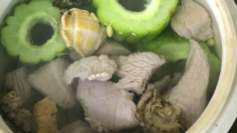 鲜鲍凉瓜黄豆汤,把所有东西放炖盅，连小鲍鱼壳也一起放进去炖两个小时，之后加盐、油就可品尝了