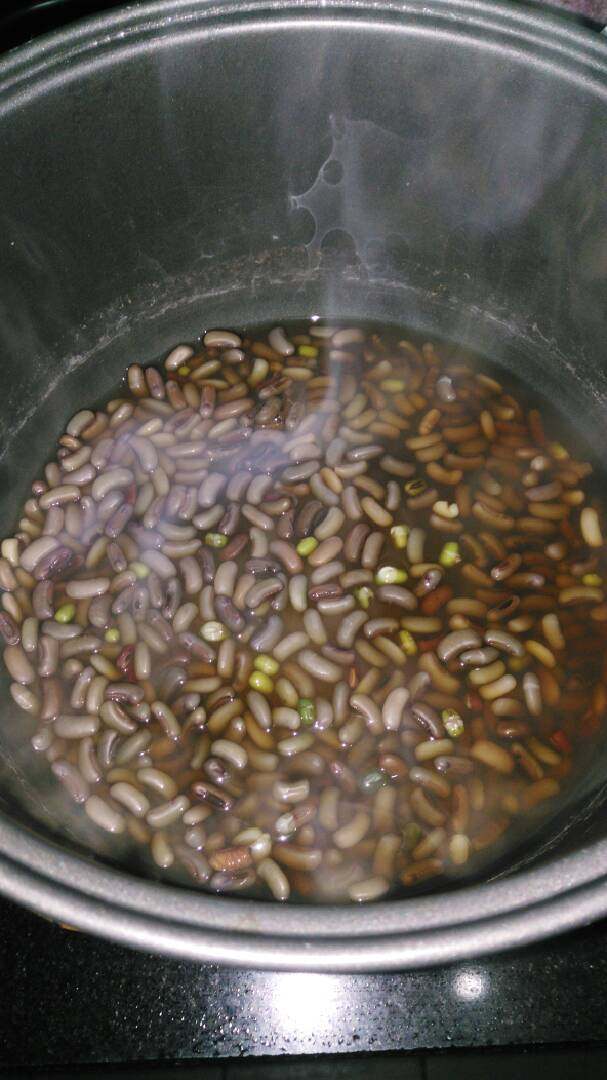 #糯米红豆饭#创建(6/元~2017),加1:1的水，在电饭锅中焖熟