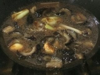 葱烧海参,这时候盖上锅盖，调小火焖煮10～15分钟，中间要记得翻动下哦，因为有淀粉会沉淀扒锅😜