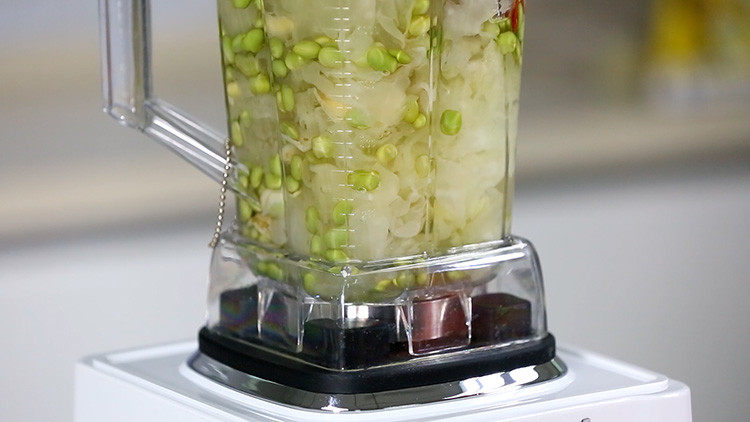 翡翠银耳羹,将准备好的食材置入破壁调理机容杯中，加适量盐，加入适量温开水；