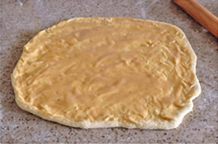 油酥烧饼：酥香暖胃治愈系主食,第三步制饼烘饼：将面团擀成大片，均匀抹上油酥。