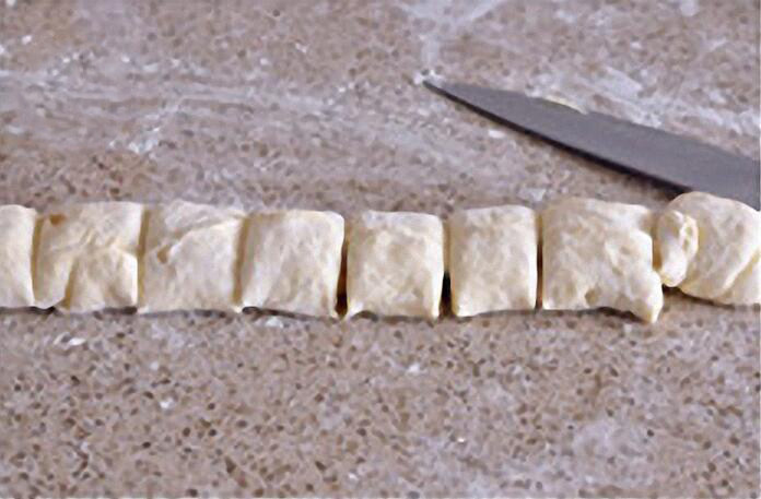 油酥烧饼：酥香暖胃治愈系主食,均匀切成6或8份。