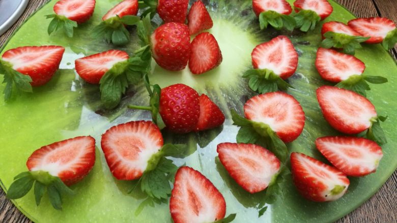 呆萌草莓人裸蛋糕,草莓🍓是做蛋糕的神奇有木有！有些草莓对半切开。