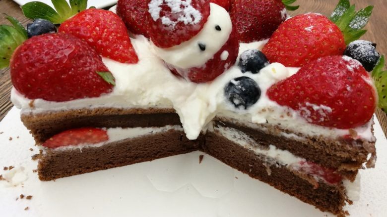 呆萌草莓人裸蛋糕,快点儿把我吃掉啦。