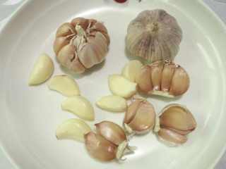 腊八蒜,要用紫皮蒜，不要太大的蒜。