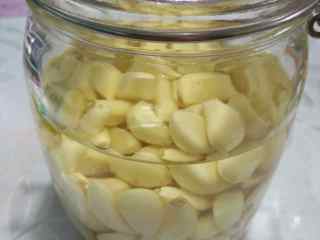 腊八蒜,放在可以密封的容器里，过年的时候就可以打开食用了。