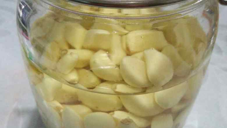 腊八蒜,放在可以密封的容器里，过年的时候就可以打开食用了。
