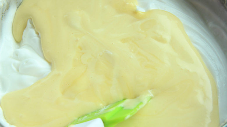熔岩夹心蛋糕,蛋黄糊全部倒入剩下的蛋白中拌匀。