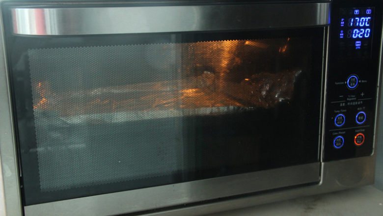 熔岩夹心蛋糕,放入烤箱，170度，烤2分钟。