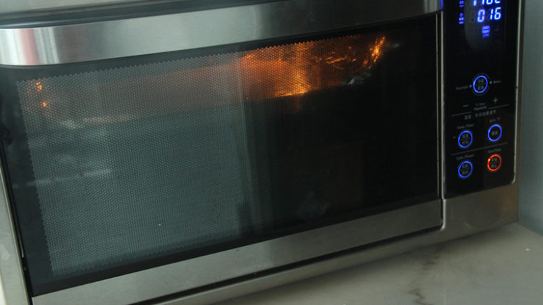 熔岩夹心蛋糕,放入烤箱，上下火170度烤16分钟。