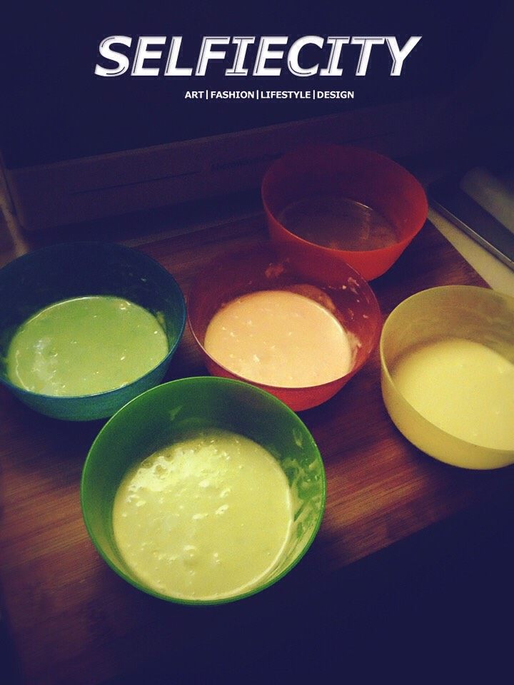 幸福彩虹卷,蛋糕糊和蛋白糊搅拌均匀，分到五个碗里，五种颜色分别加入每个碗里，再次搅拌均匀