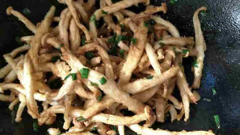 海鲜菇,炸好后，鼎开微火放炸好的菇在加进椒盐、葱珠一起下去翻炒一下
