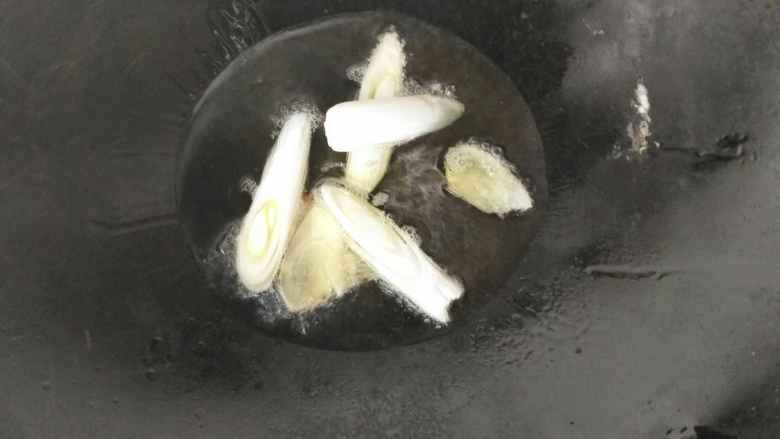 松仁玉米,锅中加油，下葱姜片编香