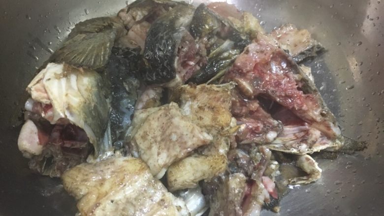 正宗湘菜 片片鱼火锅,过油七八成熟。就可以先出锅。不着急。后续还得再次入锅