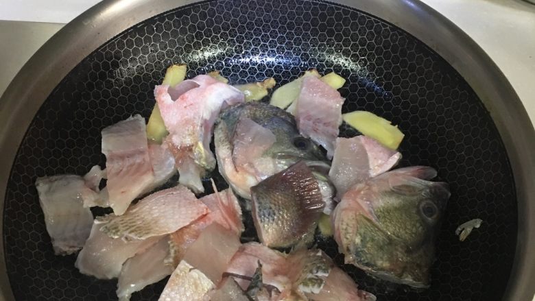 清新版酸菜鲈鱼,加少许油，把姜片和鱼铺和鱼骨煸炒，加水小火熬汤。这边要提醒的是饭店为了效果有好多油，自家做为了健康油少一点