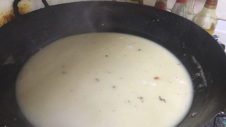 正宗湘菜 片片鱼火锅,剩的鱼汤不能倒掉。得加水继续利用。还是大火煮起来