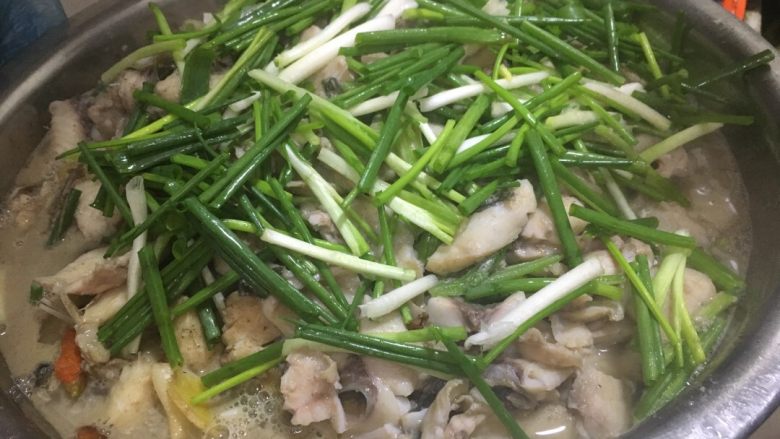 正宗湘菜 片片鱼火锅,把葱段铺在大盆里。在盆里加入香油。多加点点没关系哦。