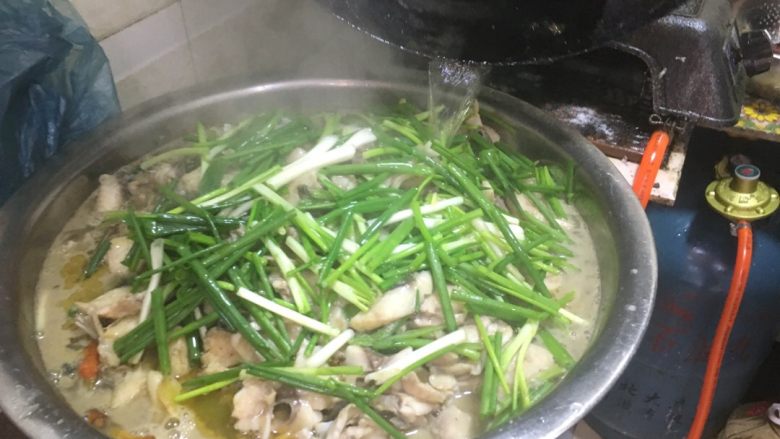 正宗湘菜 片片鱼火锅,热油，把烧红的油浇大盆里。香味扑鼻