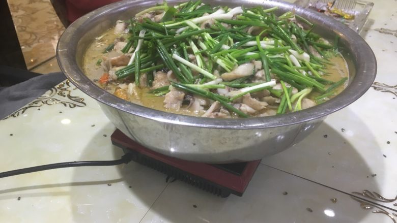 正宗湘菜 片片鱼火锅,放在电磁炉上，一边煮一边吃吧