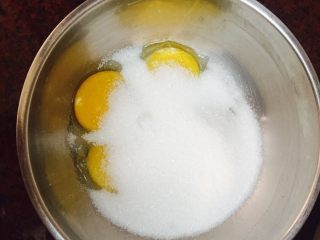 豆乳盒子,糖加入蛋黄中 搅拌均匀