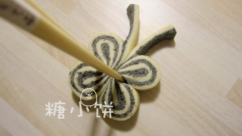 黑芝麻蝴蝶馒头,用筷子在中间夹一下收紧。