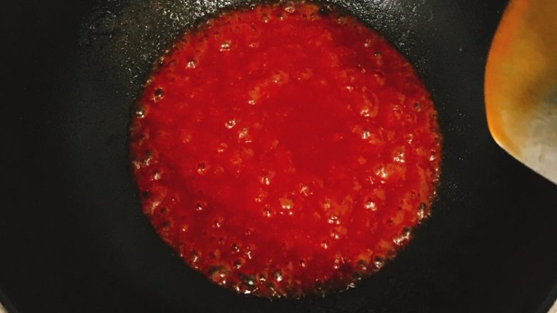 菠萝番茄古老肉,另起锅放入少许油，放入<a style='color:red;display:inline-block;' href='/shicai/ 699'>番茄酱</a>加点水，糖，醋，比例自己掌握，自己喜欢的酸甜口就行。