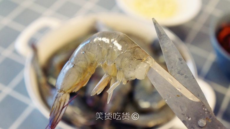 香香香辣虾啊,我是习惯先把虾去头，头吃了扎嘴啊(･᷄ὢ･᷅)
然后用剪刀开背~
喜欢吃虾头的就忽略此步骤了~
