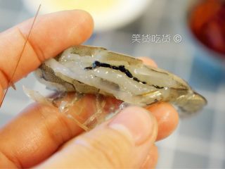 香香香辣虾啊,剪开之后可以看到背部黑黑的虾线，麻溜地弄掉。
