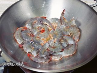 香香香辣虾啊,锅里多倒点儿油，这样爆虾才香脆脆~
油热冒烟后倒入虾，滋啦！！